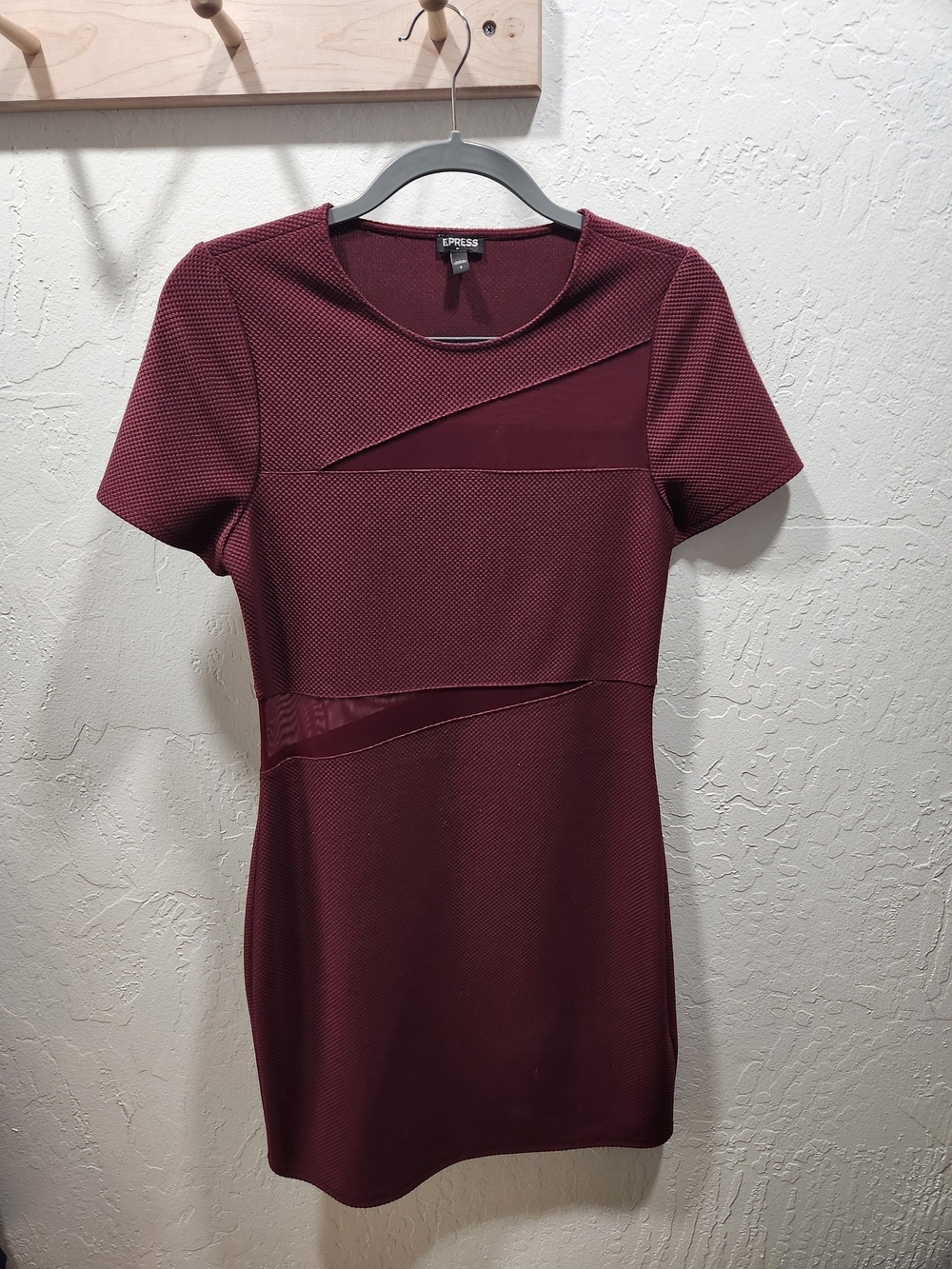 Express Women’s Short Sleeve Sheath Dress in Burgundy